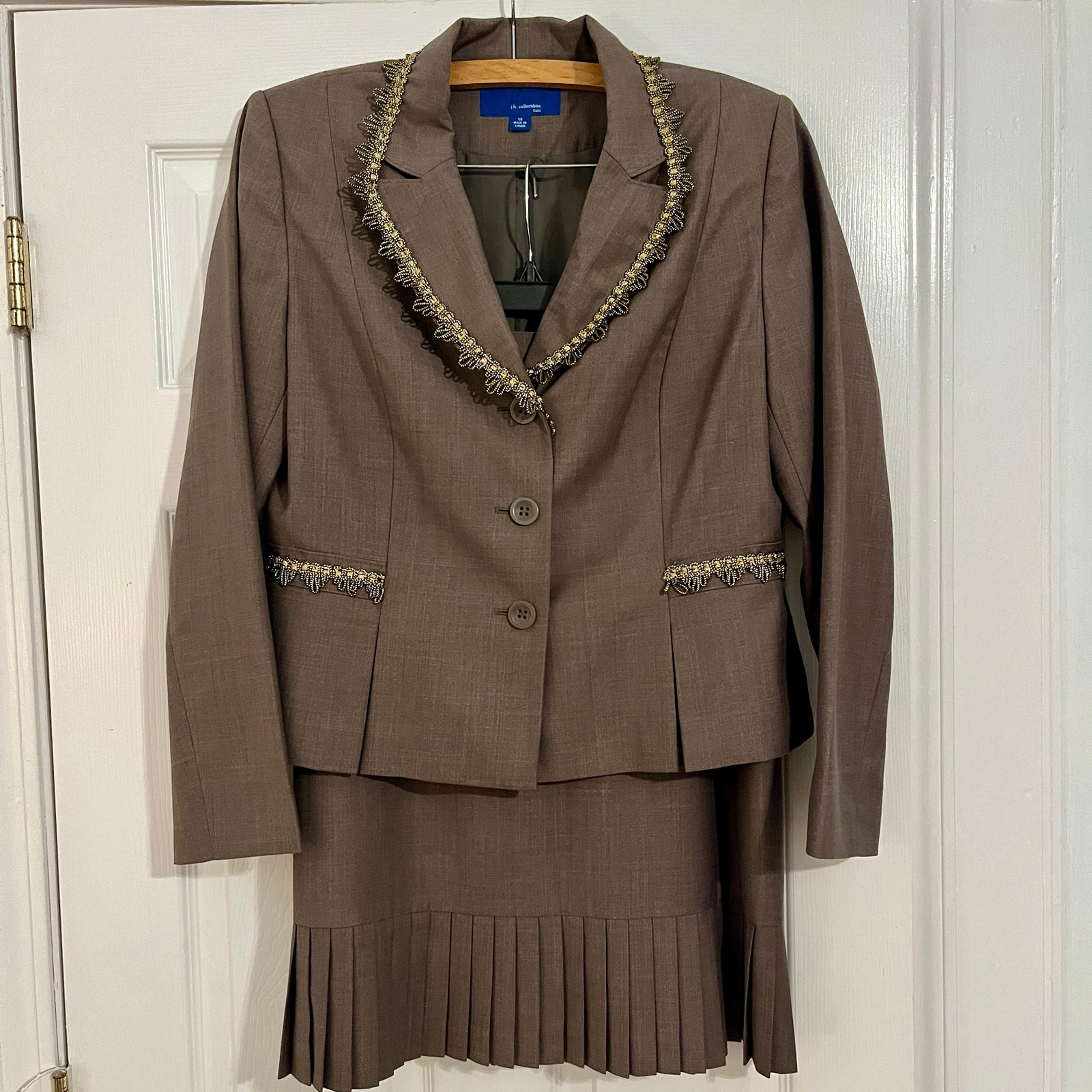 JH Collectibles Women’s Pleated Skirt Suit 14