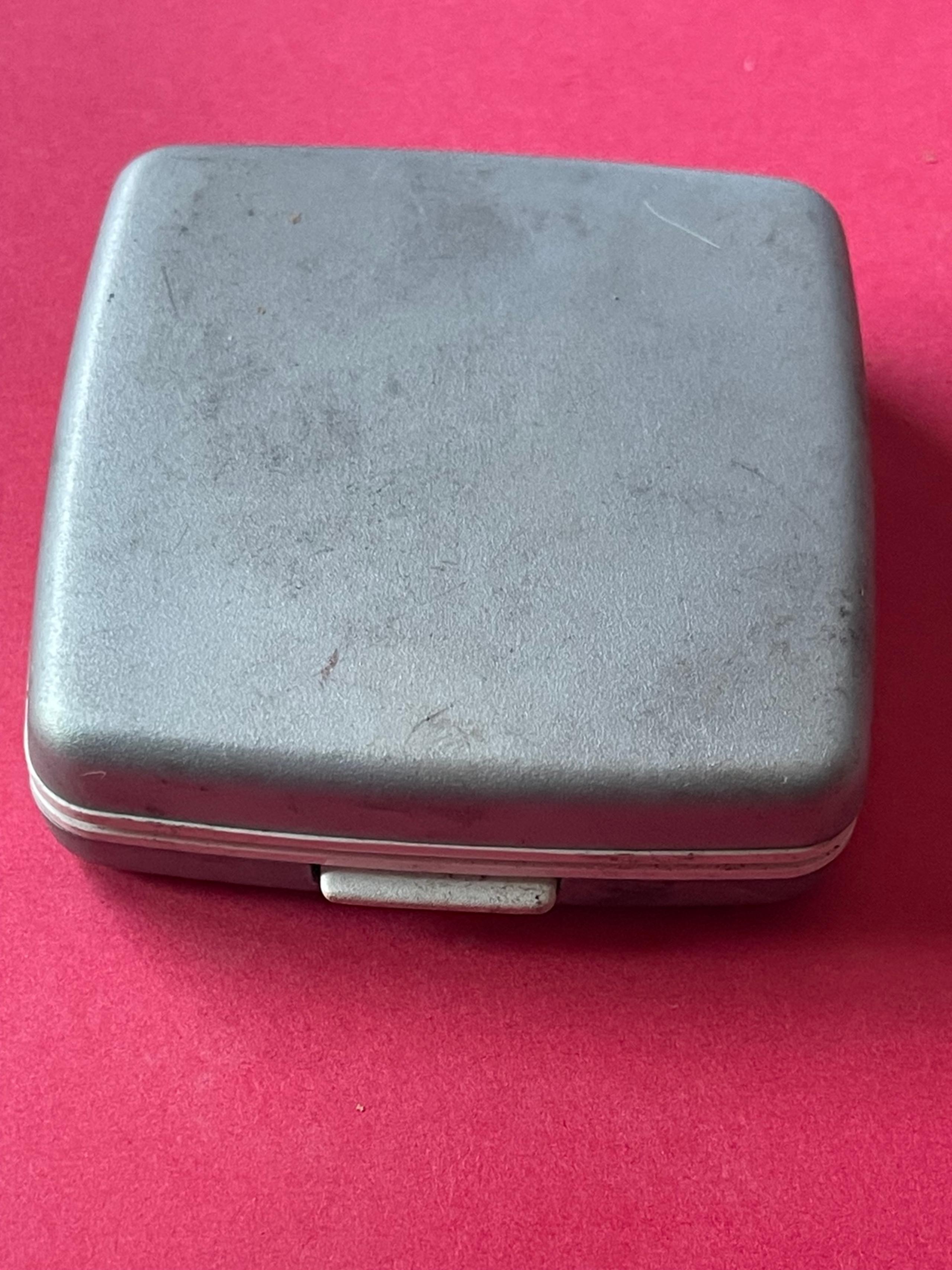 Almay Clear Complexion Compact Makeup honey beige Fragrance Free Oil free SPF 8.