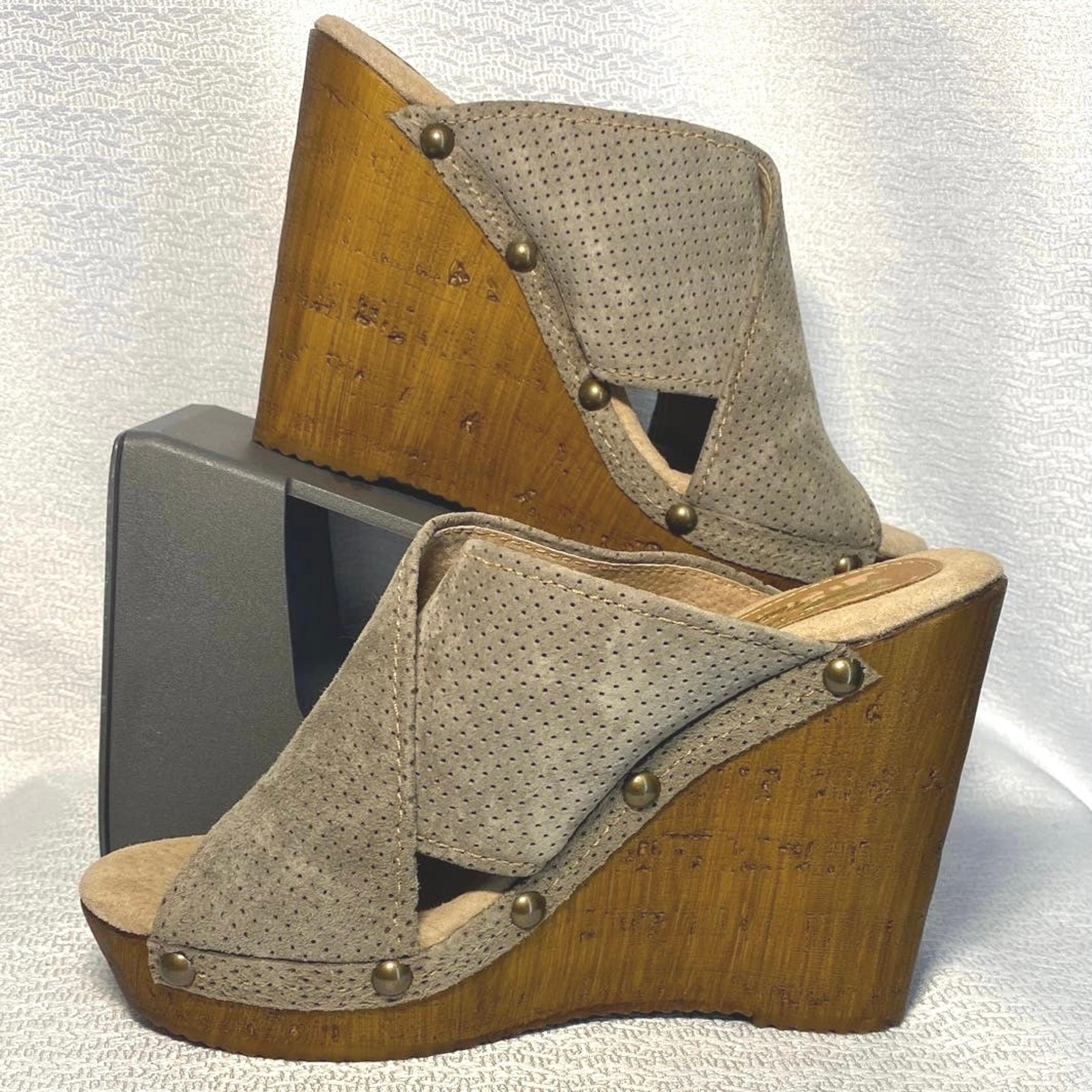 Sbicca khaki Suede Leather Stud Platform Sandals women size 8 M