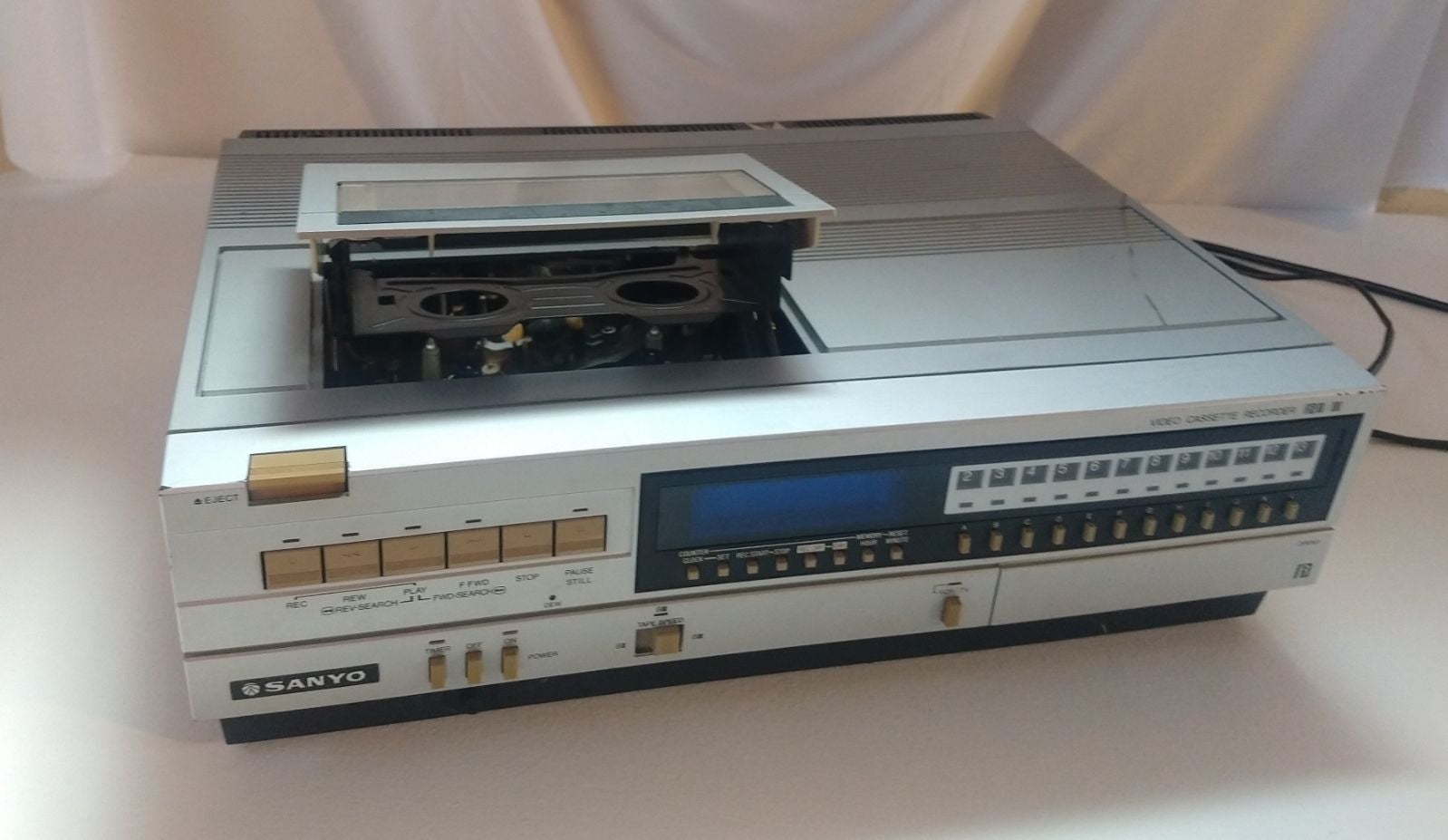 Sanyo Betamax VCR Betacord 4400 1984 Top Loading Video Tape Cassette Recorder
