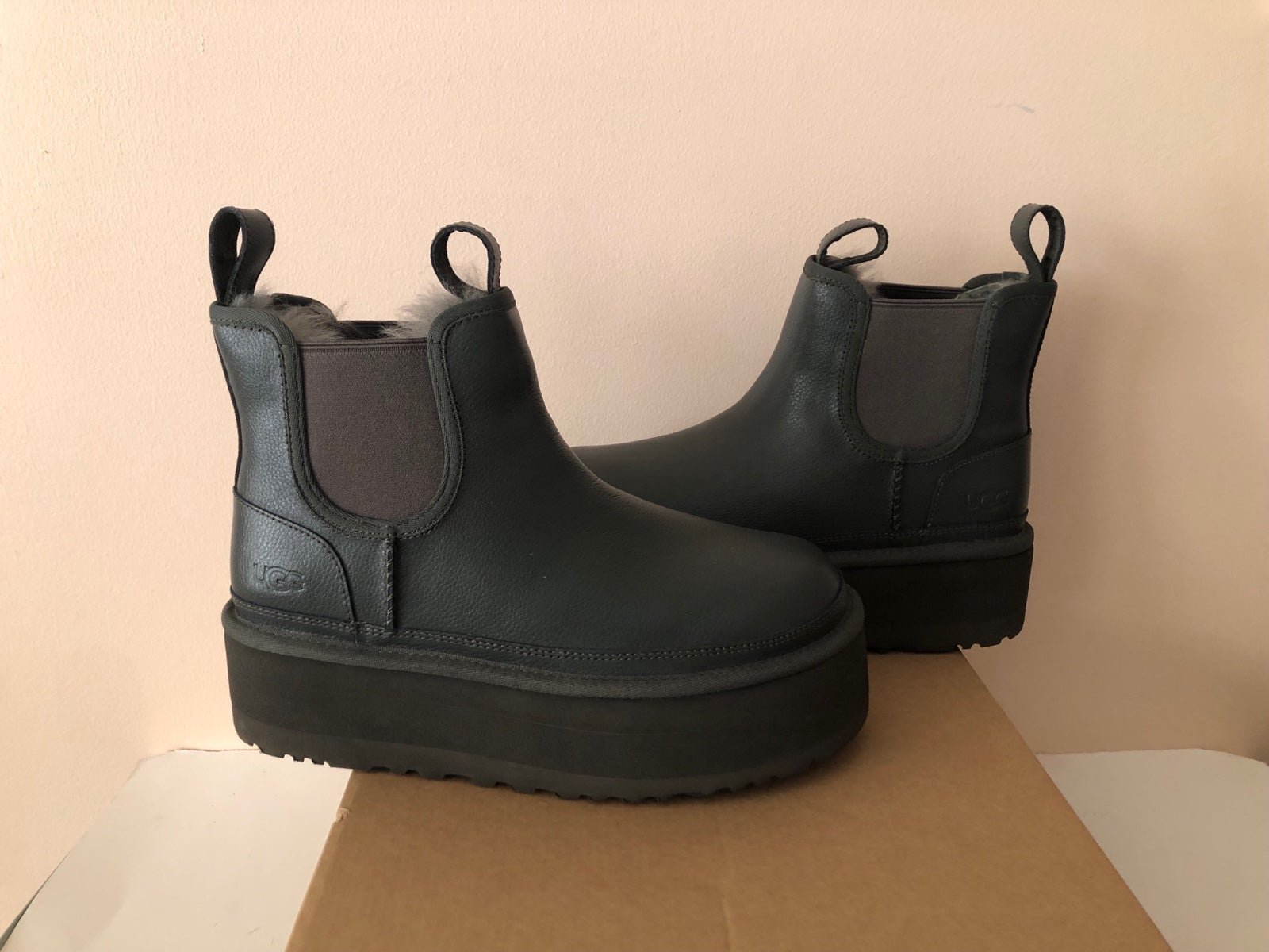 UGG Neumel Chelsea Platform dark green leather Boot. Size: 8