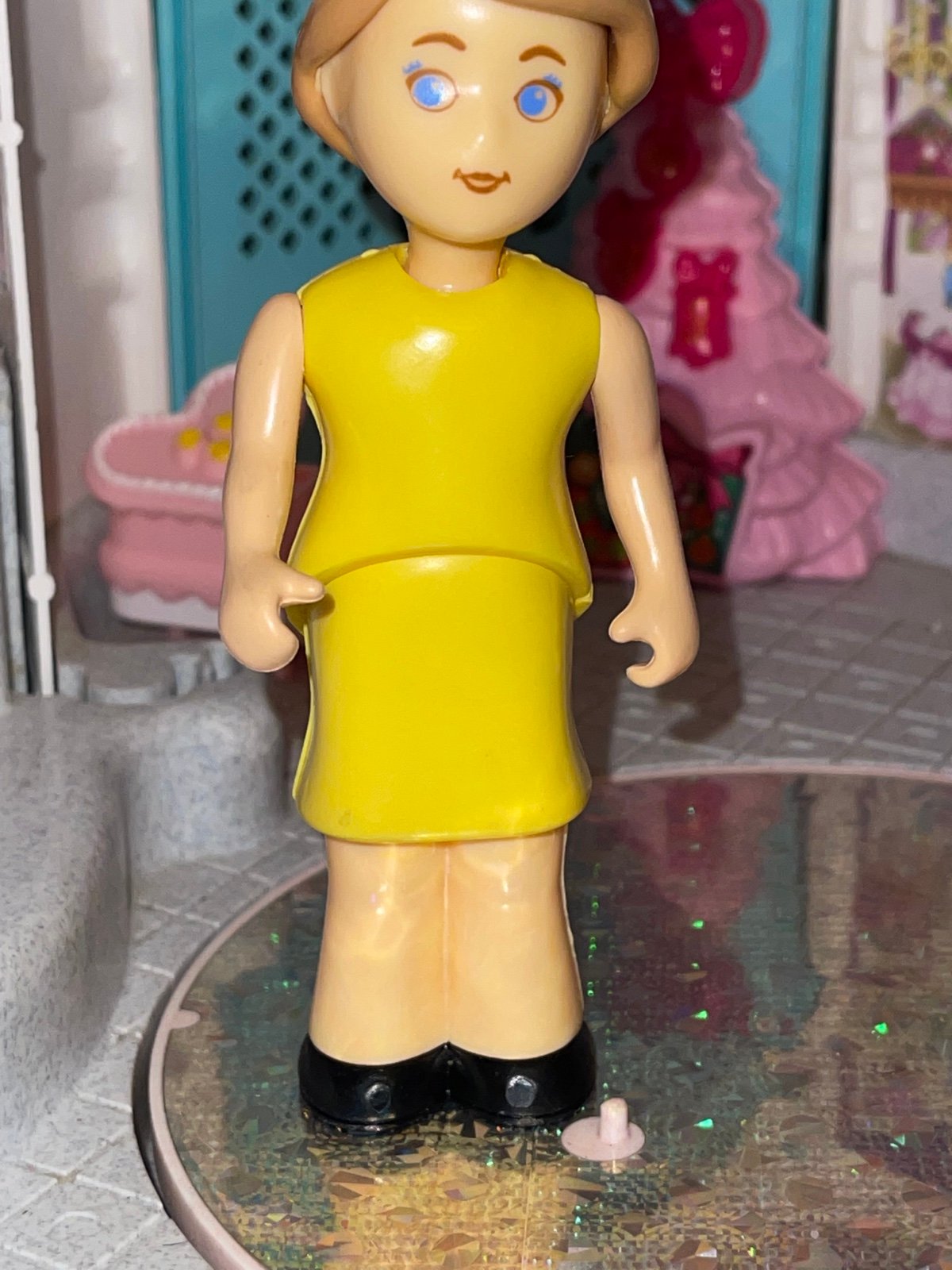 Little tikes brown hair brunette mom lady woman in yellow LASHES!! Rare!! Figure