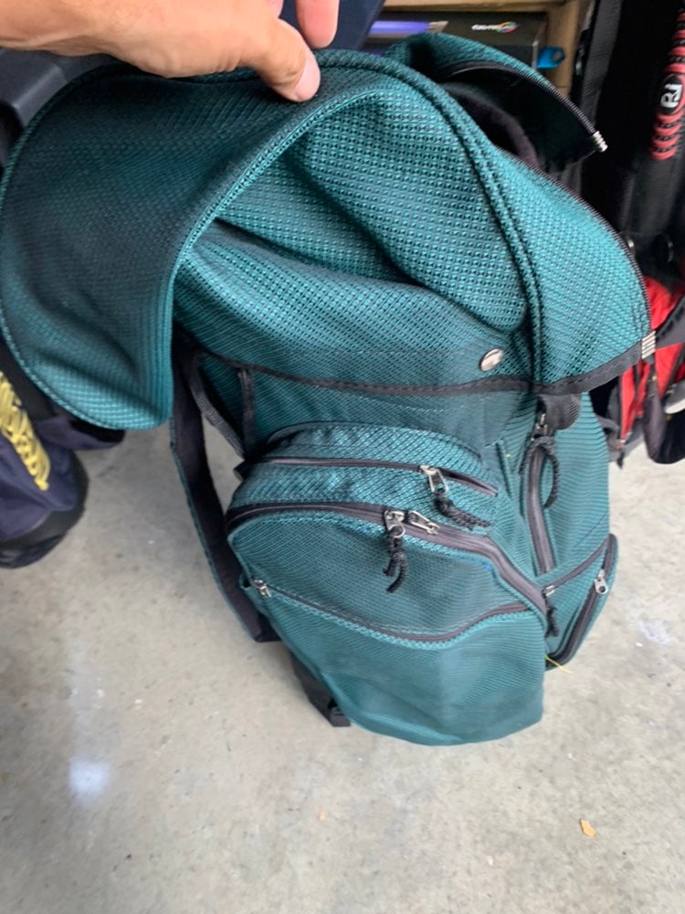 Golf bag with rain cover
