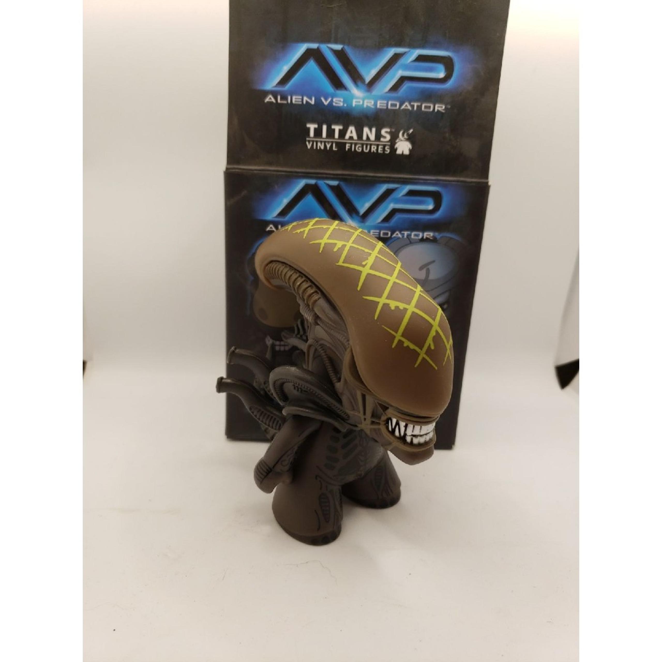 Alien vs. Predator Titan Mini Figure