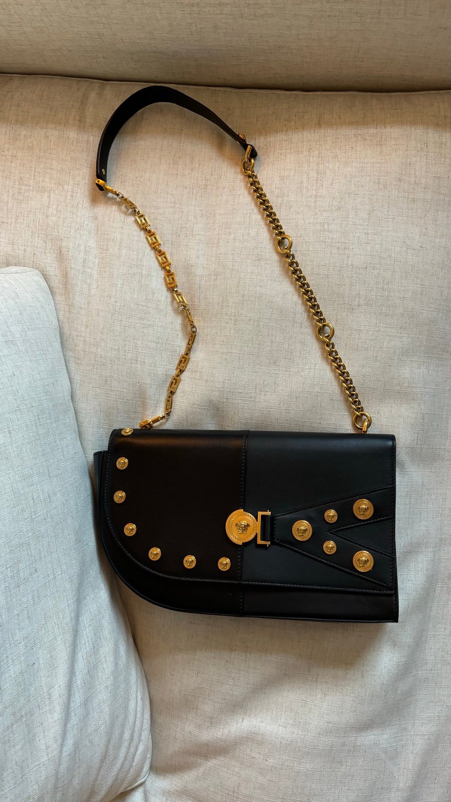 The combination of matte and shiny cowhide is its charm