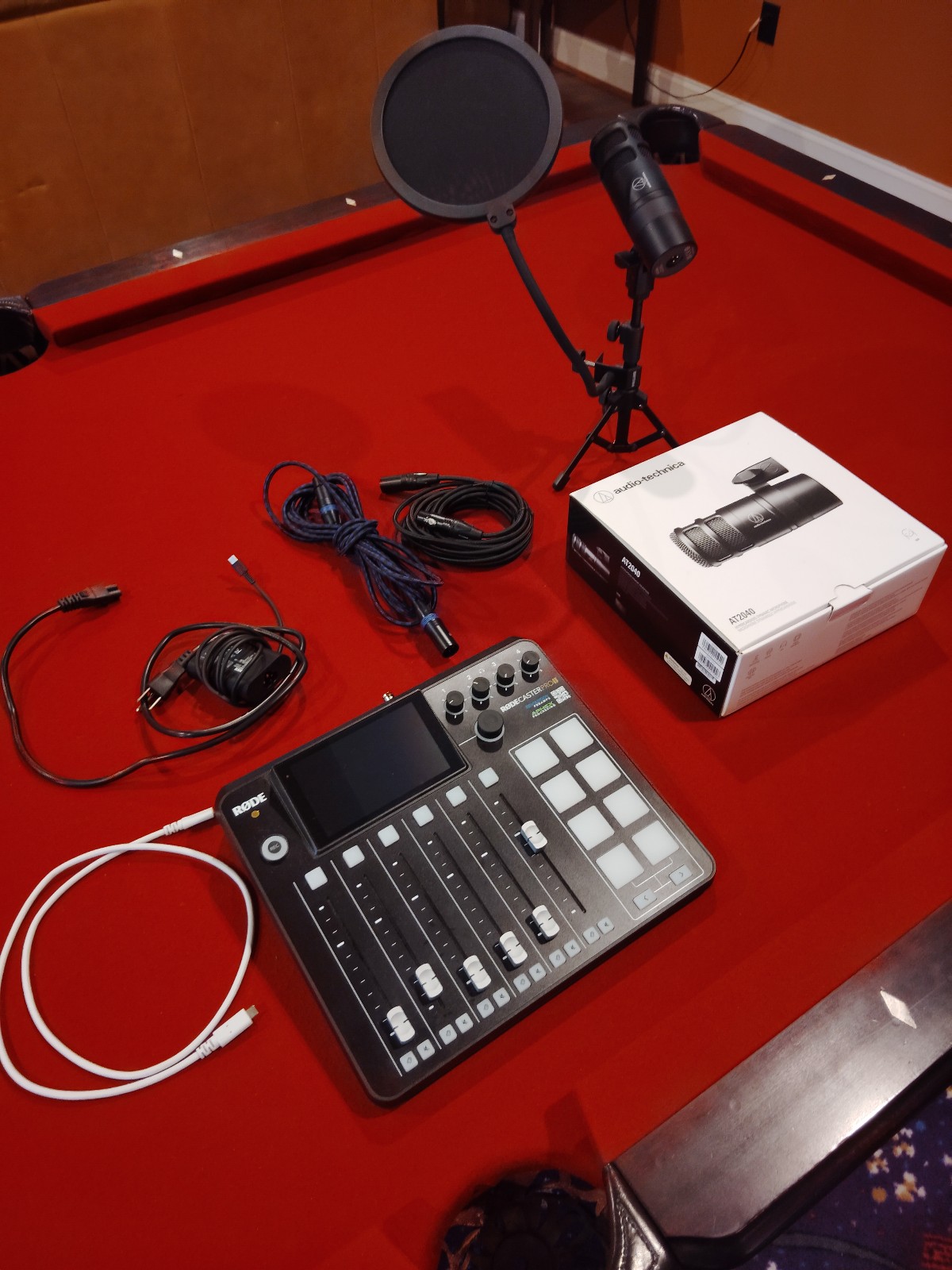 complete podcast set up Rodecaster pro 2 + mic