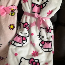 Hello Kitty White Daisy Throw