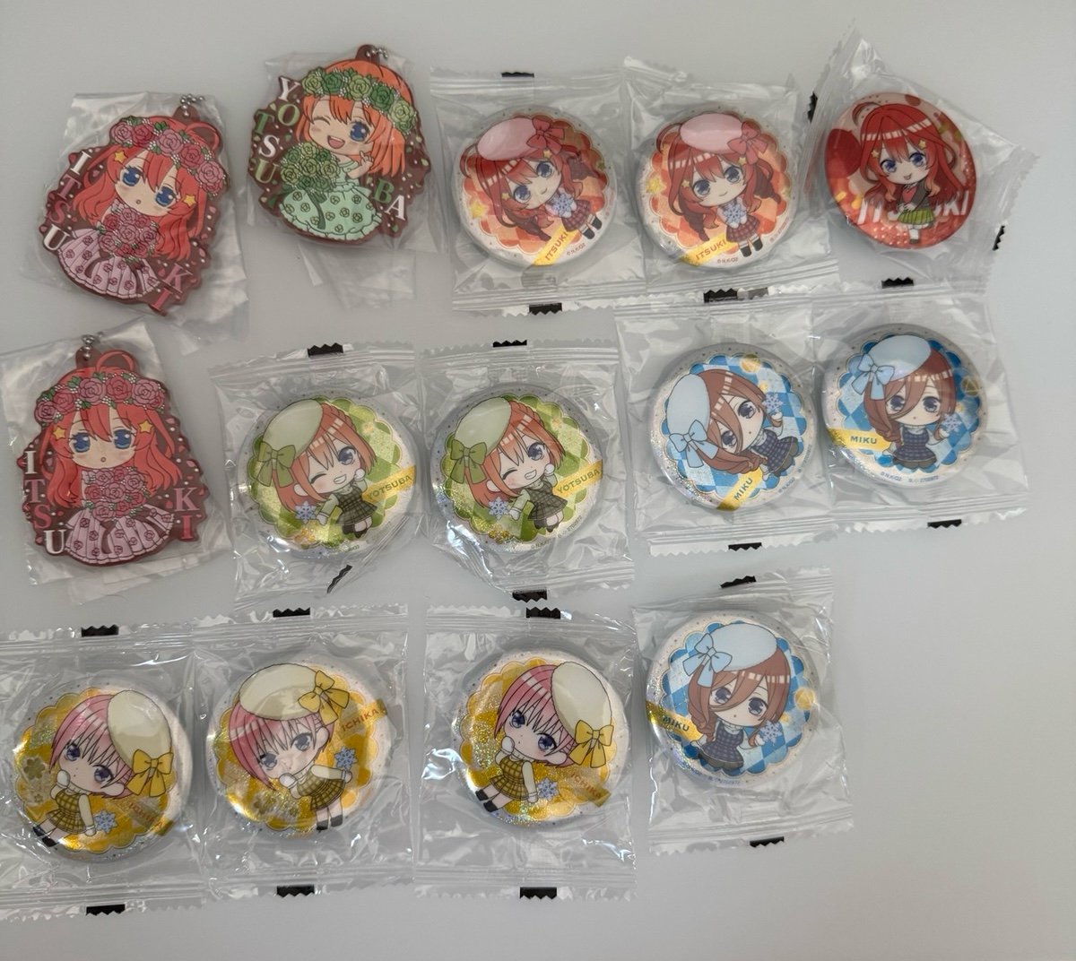 Assorted quintessential quintuplets pins/key chain