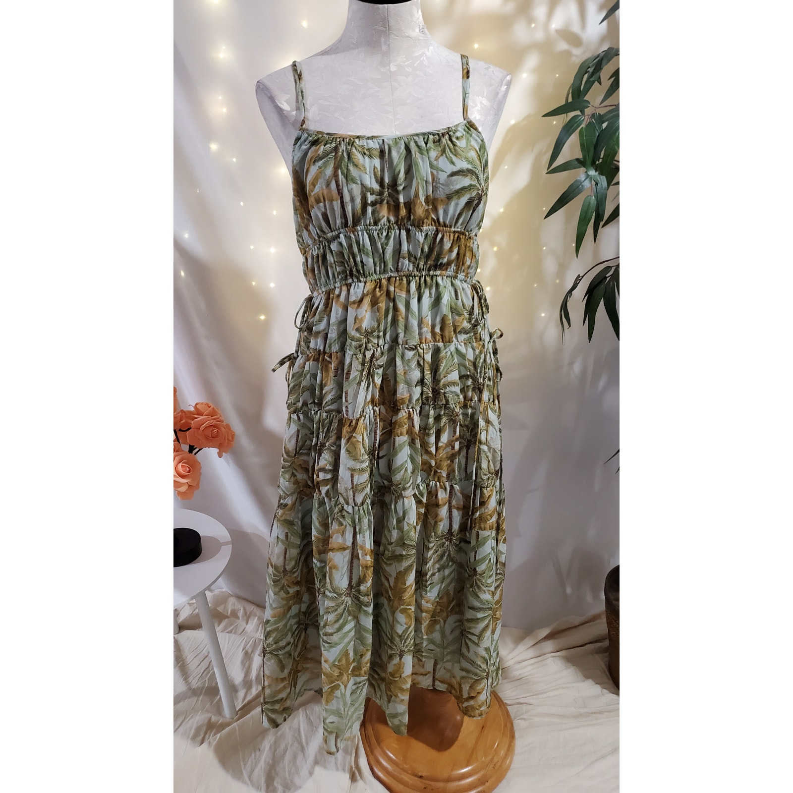 Moon River NWT Tropical Palm Tree Tiered Jungle Midi Dress Size M Hawaiian