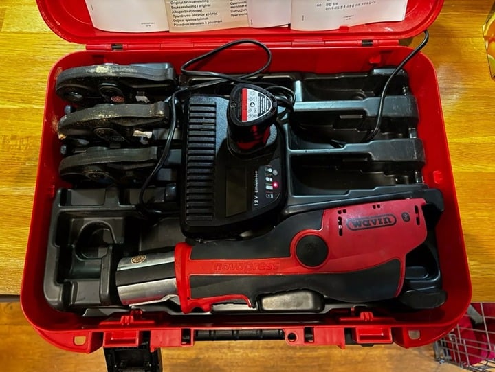 Novopress ACO103 complete with TH16, TH20, TH26, 1x Battery, Charger & Kit Box.