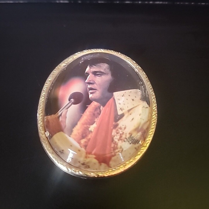 ELVIS PRESLEY ELVIS IN HIS JUMPSUITS BELT BUCKLE epoxy picture round
