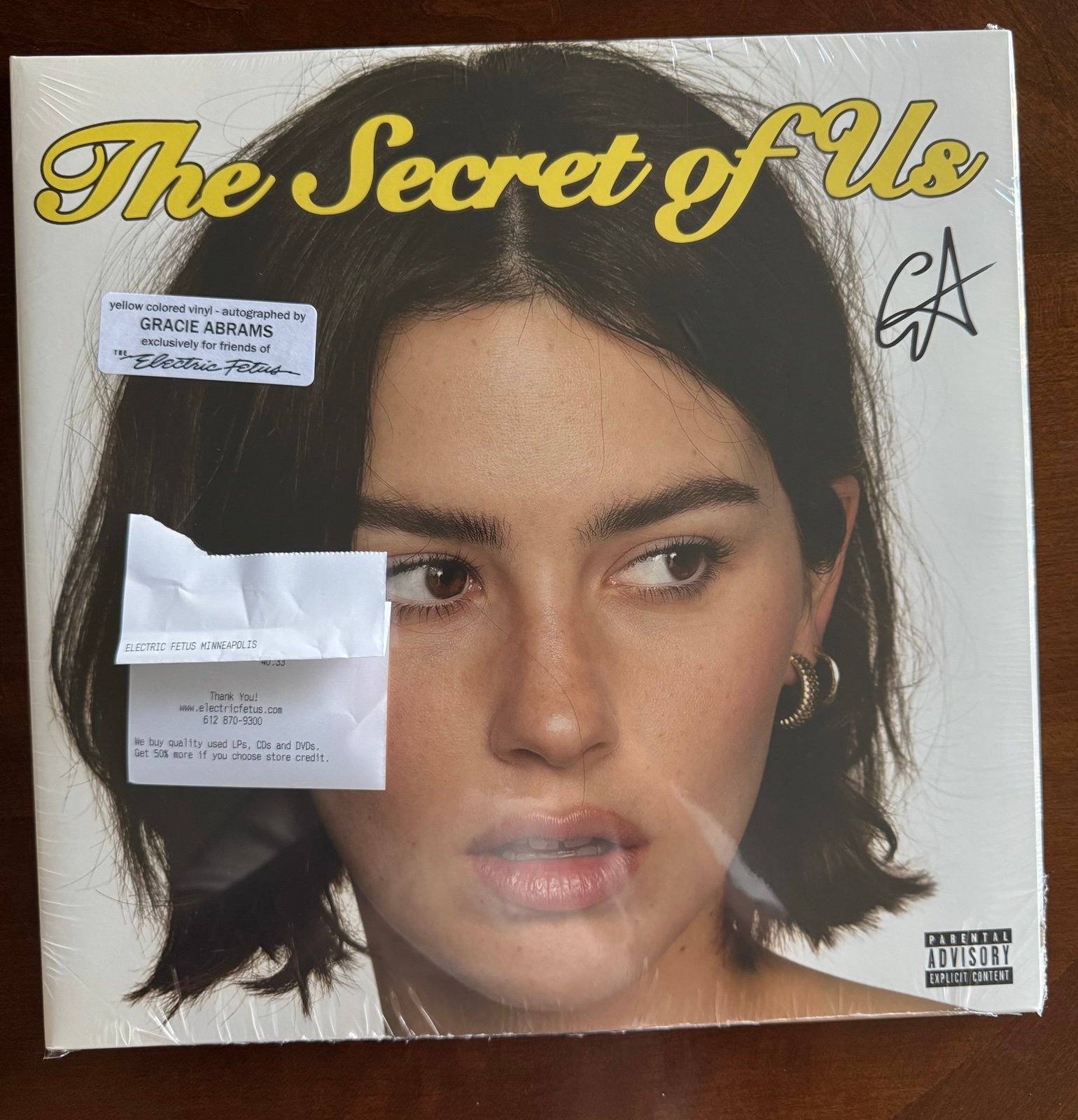 GRACIE ABRAMS THE SECRET OF US SIGNED AUTOGRAPHED YELLOW VINYL LP ALBUM ON COVER