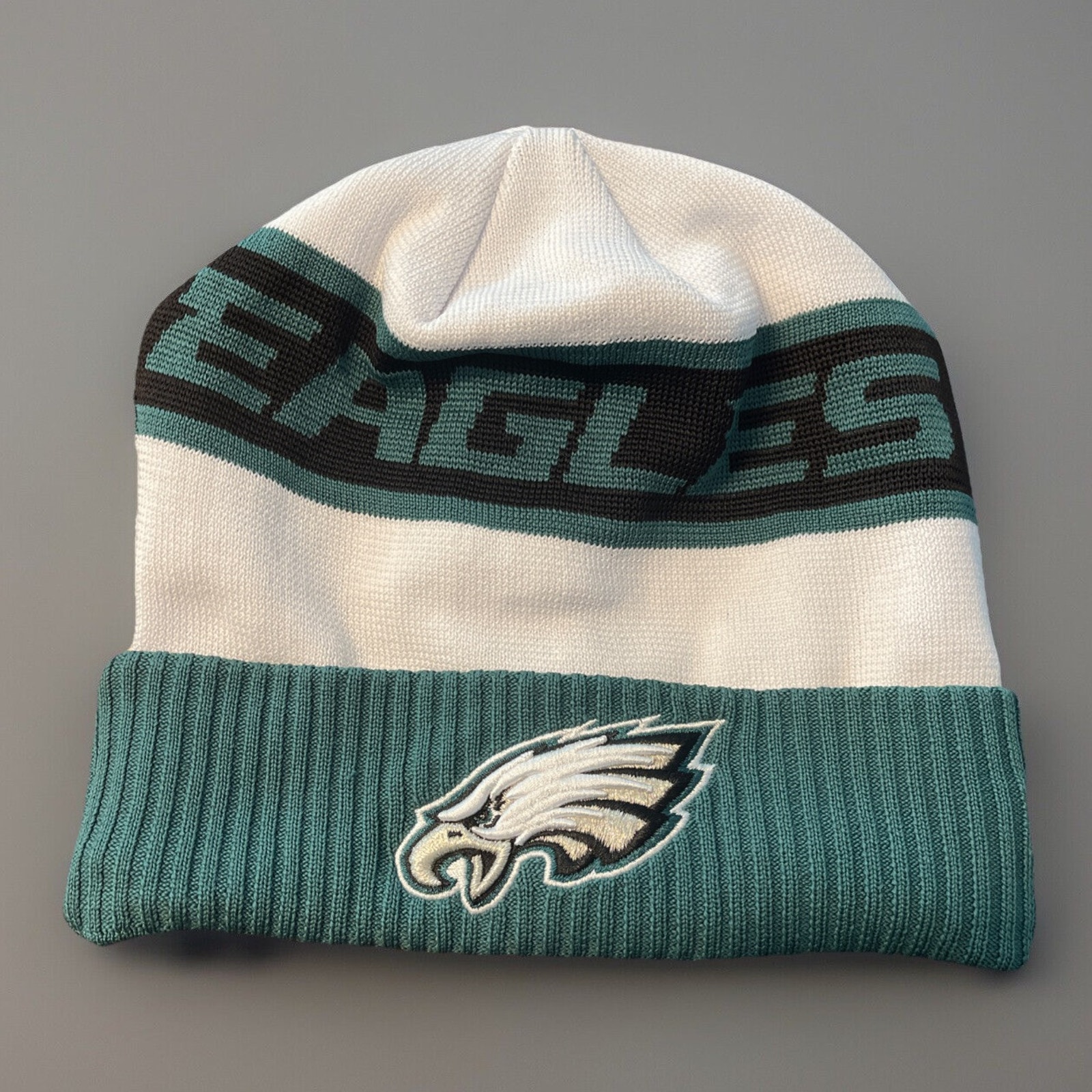 Eagles New Era 2023 Sideline Tech Cuffed Knit Hat Green NWOT