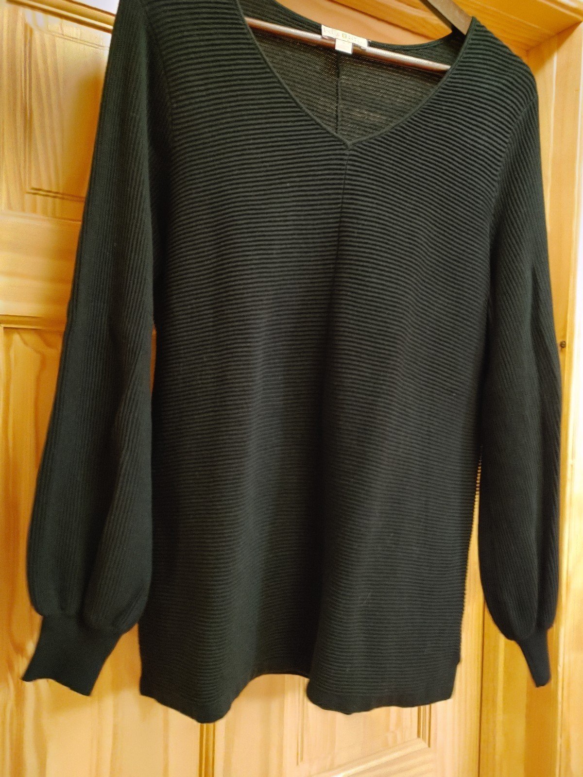 Ladies Beautiful sweater color is black never wore in great condition size small