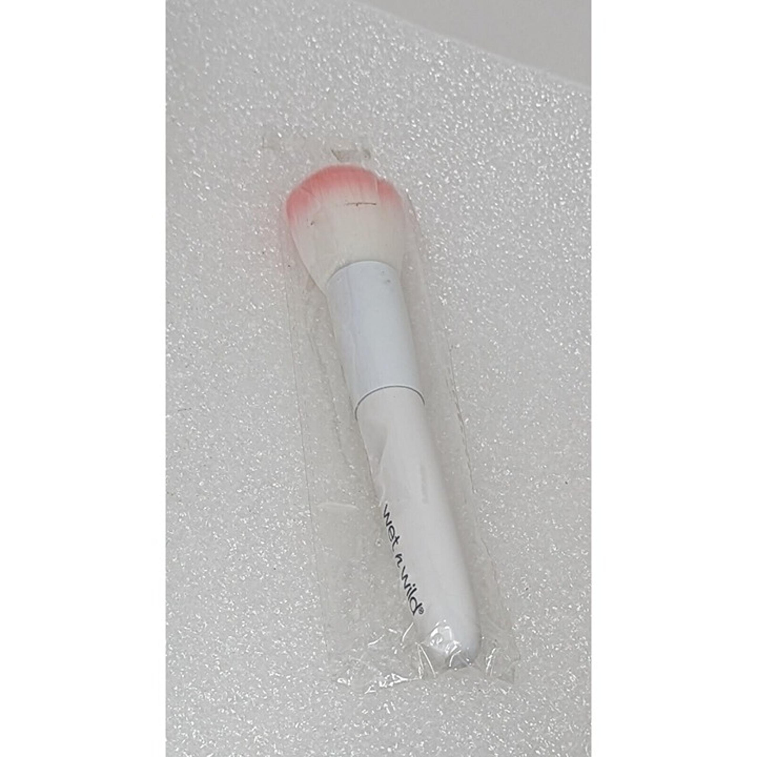 Wet n Wild Essential Makeup Powder Brush with Ultra-Plush Fibers