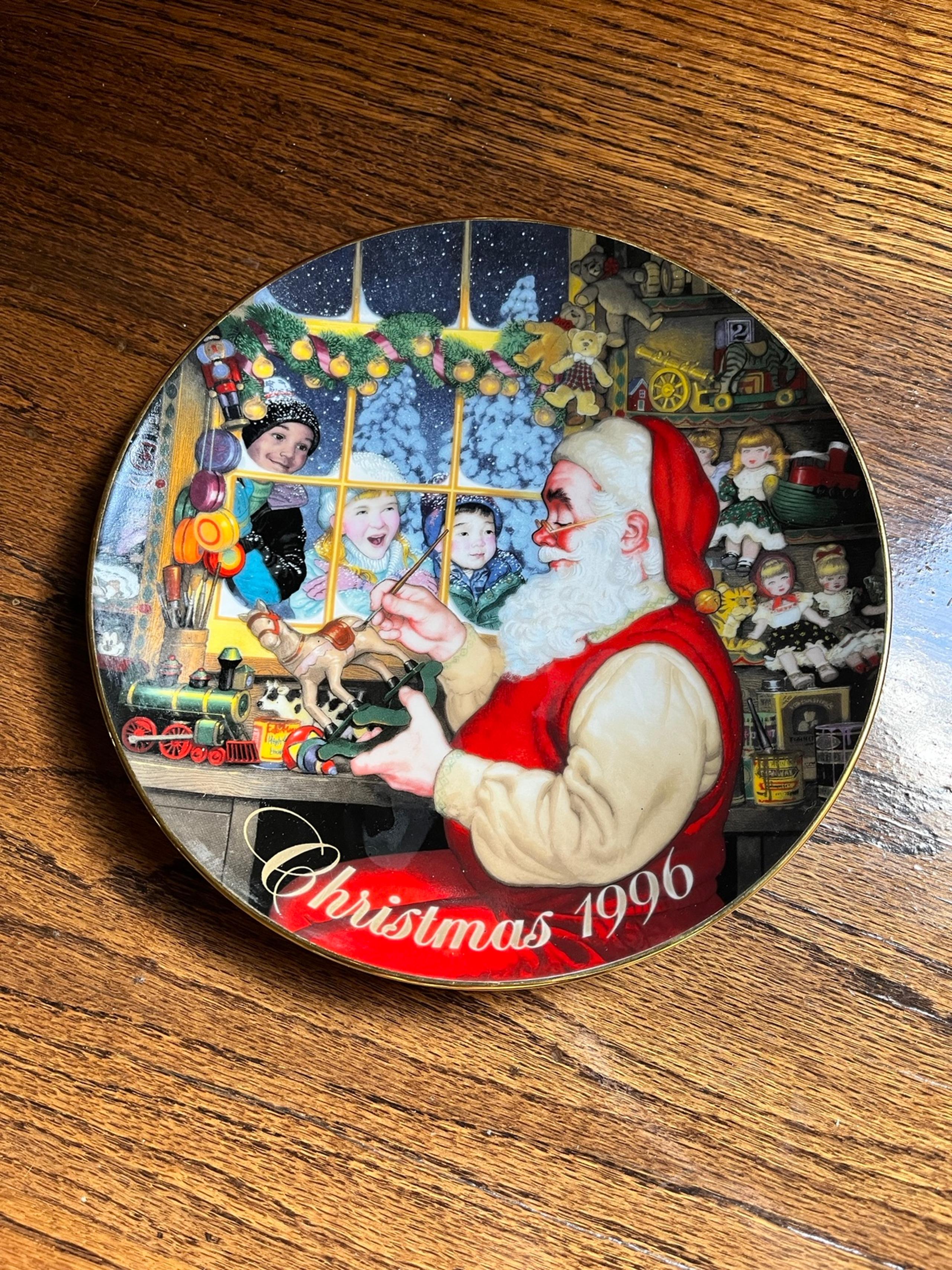 Avon Collectible Plate “Santa’s Loving Touch” 1996 Avon Christmas Plate
