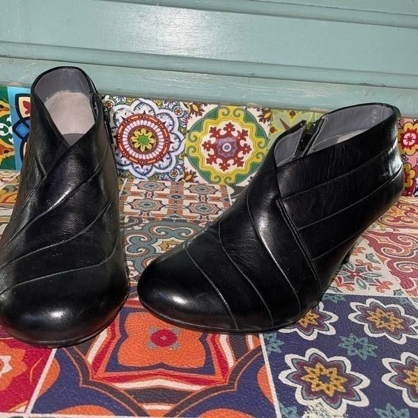 NEW Unlimted nude ankle heeled booties