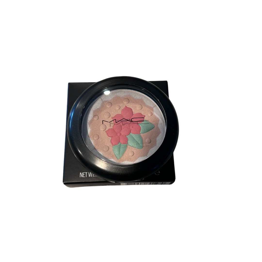 Mac Pearlmattte Face Powder In For A Treat . Authentic New in a box 12g/0.42oz