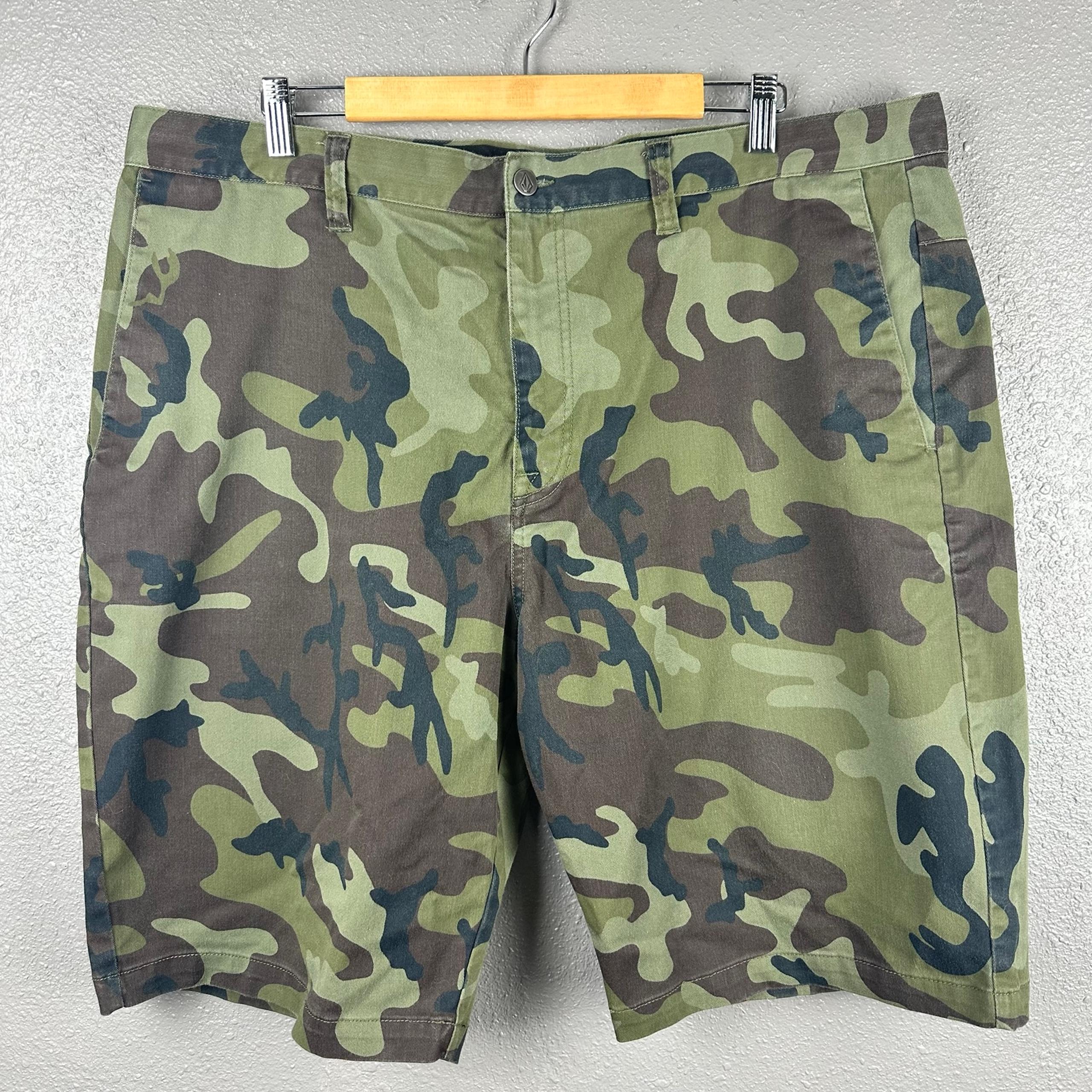 Volcom Camo Shorts Men’s Size 40 Flat Front Chino Skateboard Style Casual