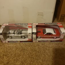 2 Maisto Die-cast Cars