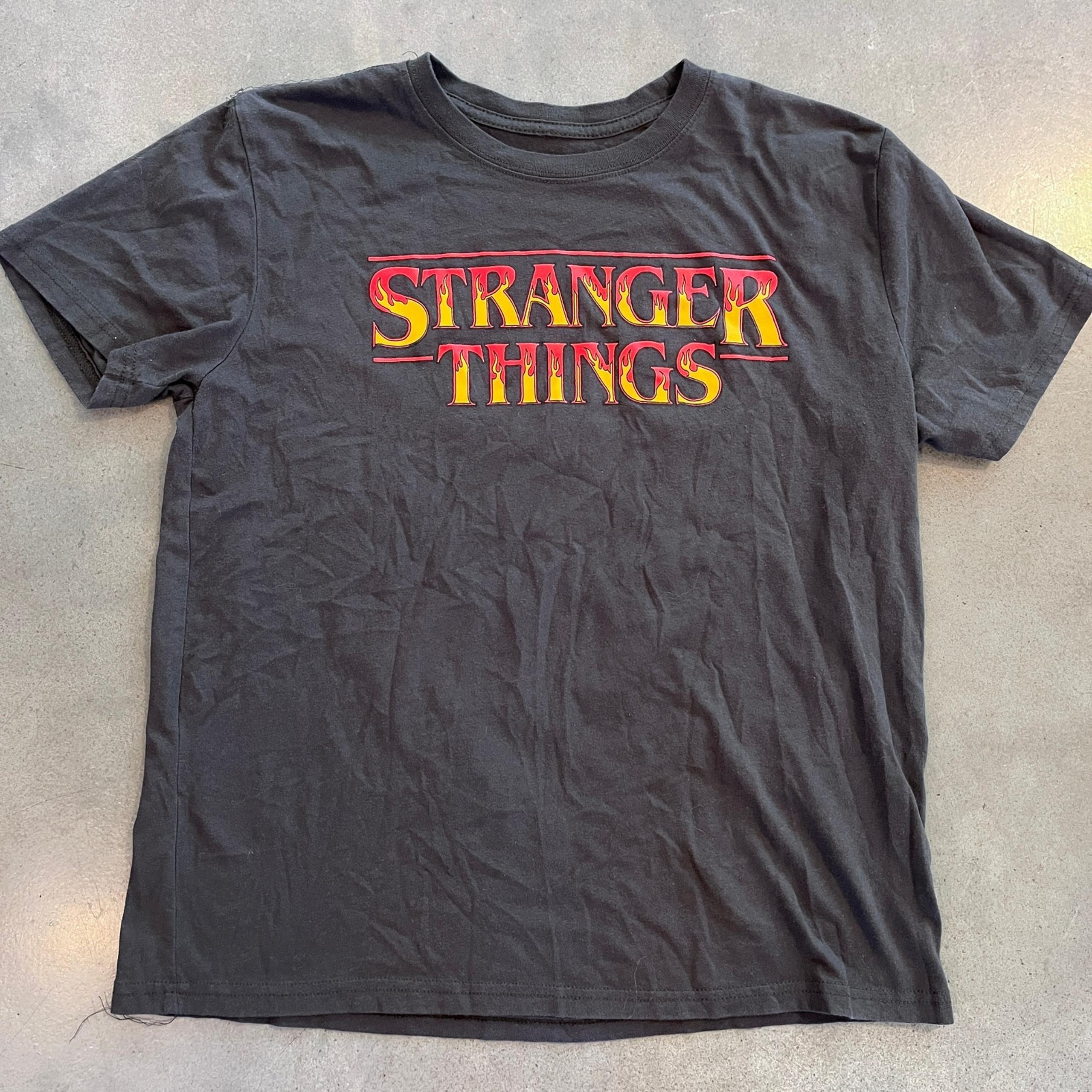 Netflix Stanger Things fire Demogorgon hunter black tshirt women Medium gothcore