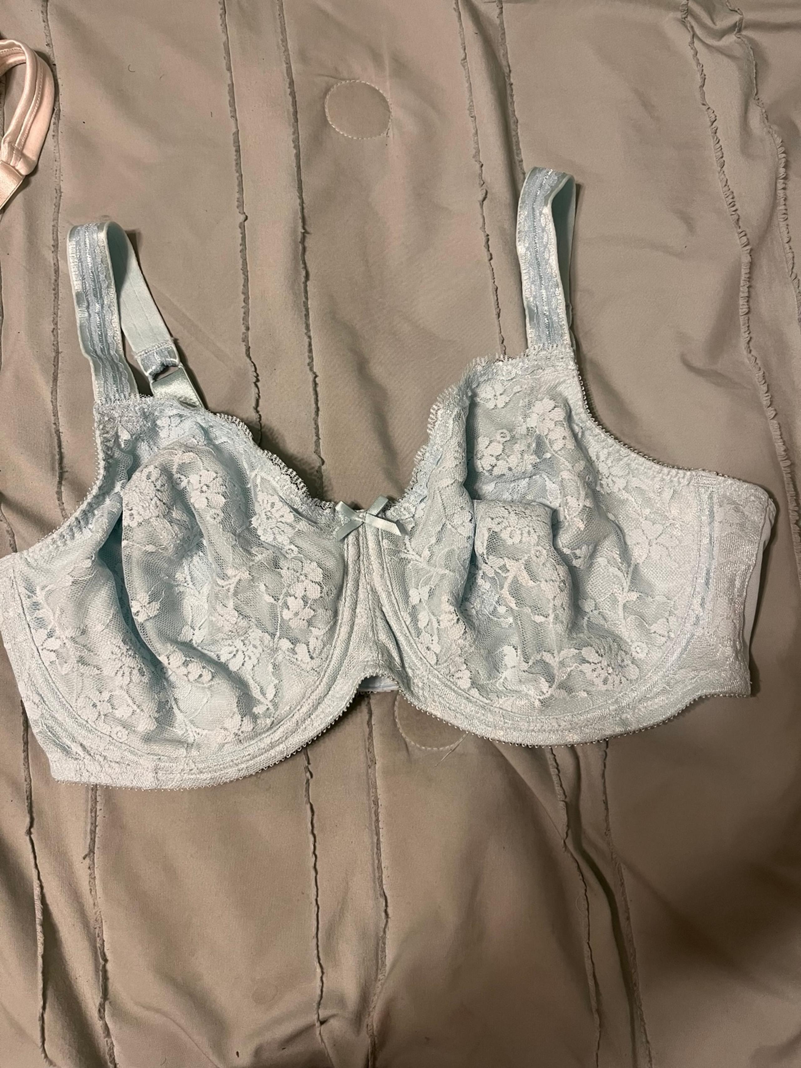 Woman’s baby blue playtex brand lace floral bra size 40D