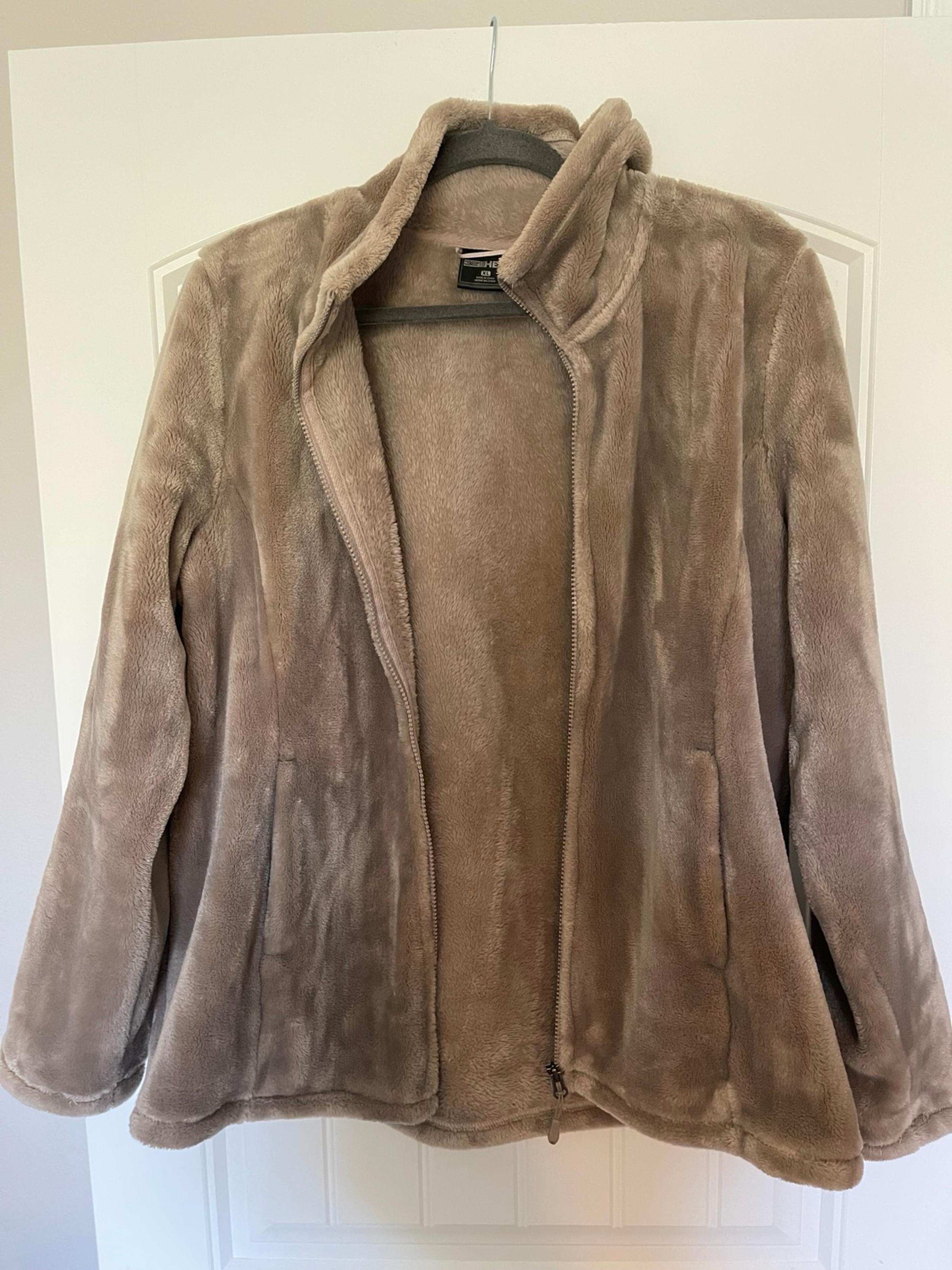 Women’s Zipup Size XL
