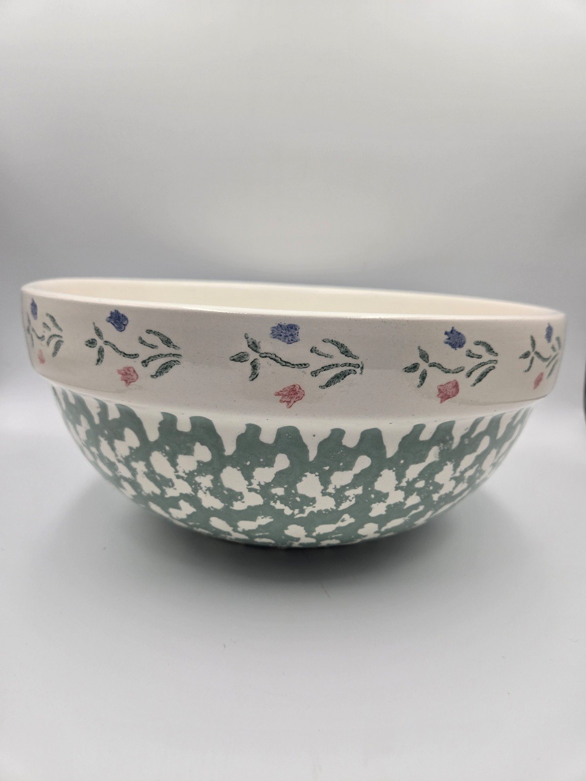 Floral trimmed sponged base ceramic bowl