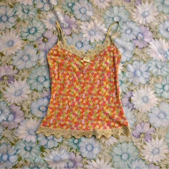 - rare hello kitty x samantha chang lace camisole - y2k / 2000’s -