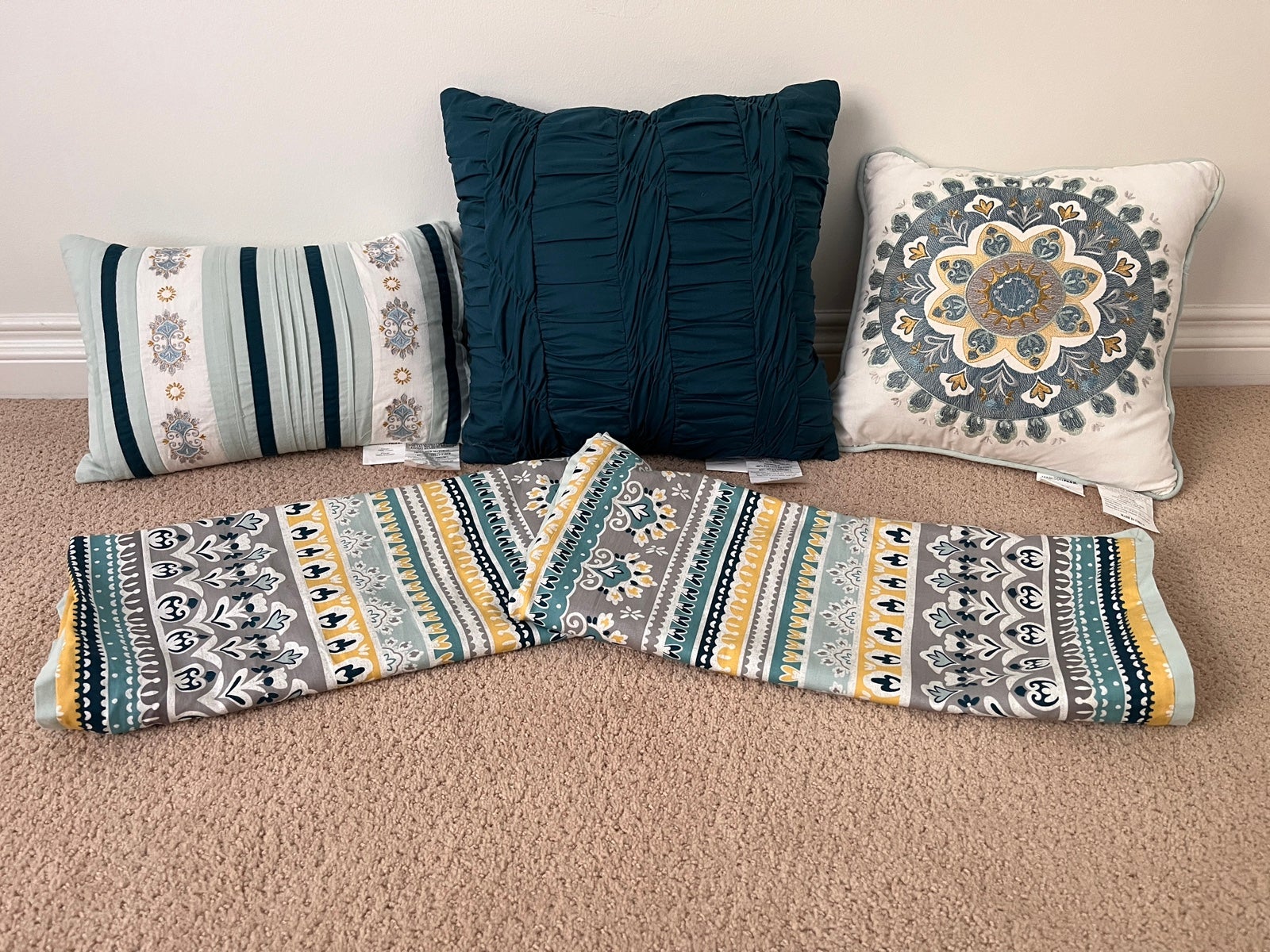 NWT Madison Park Delta Decorative Bed Pillows (King)