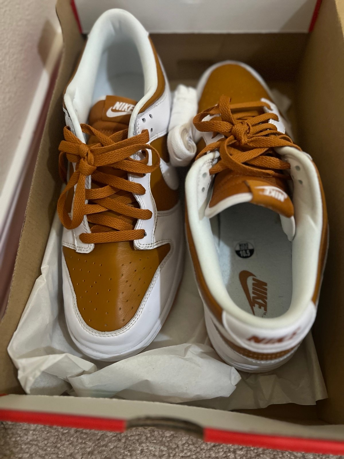 Nike low Dunks.