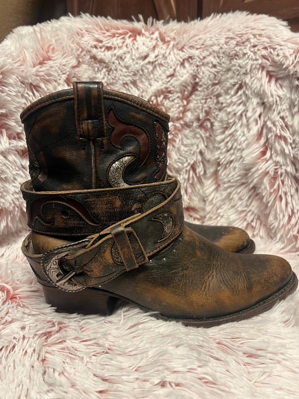 Women's Freebird by Steven Tash distressed black/brown Ankle Boots EUC