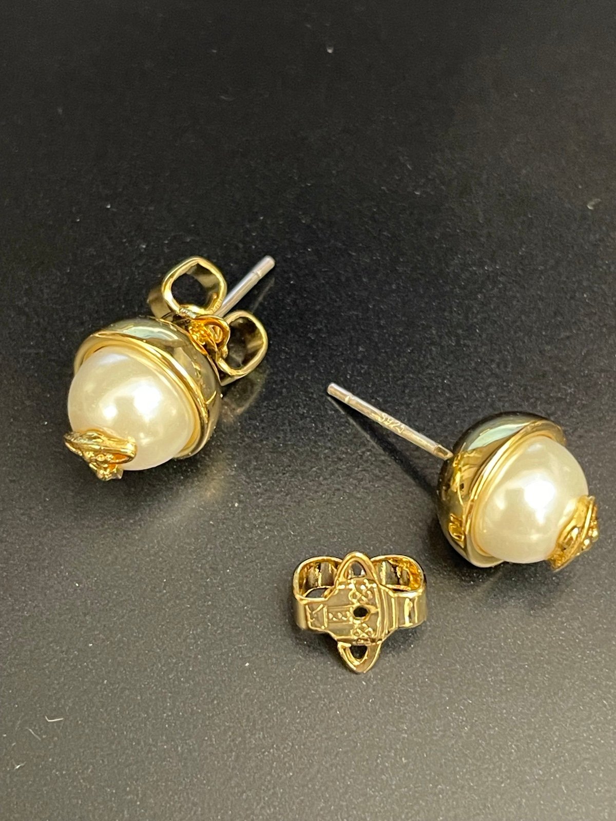Desginer Viviene Westwoods Small Round Pearl earrings
