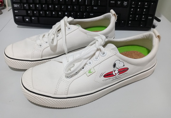 CARIUMA Peanuts Snoopy Surf Size 9 White Canvas Sneakers VERY CLEAN