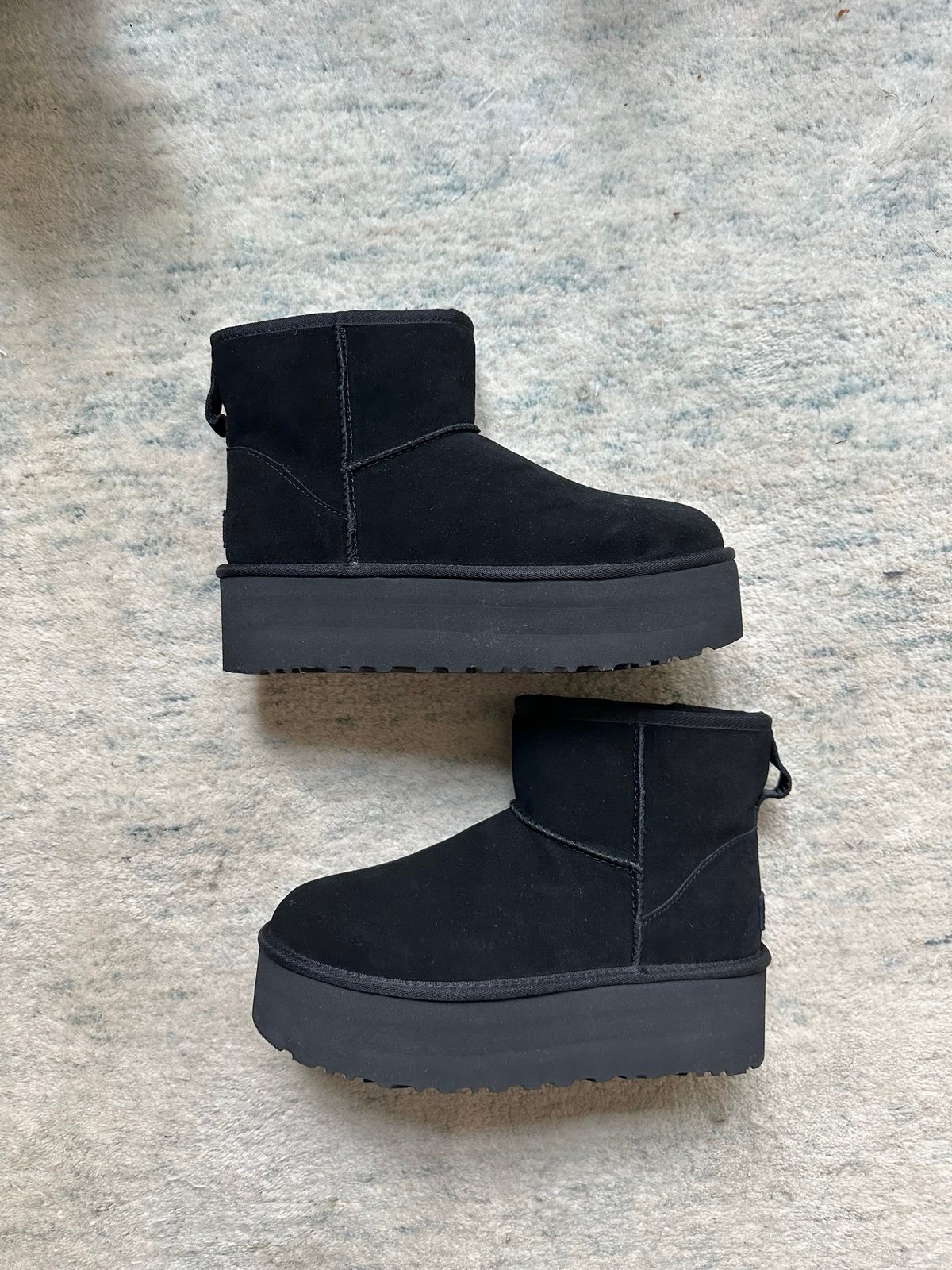 New Ugg Classic Mini Platform Ankle Boots Black Suede Sheepskin 9  New, never ac