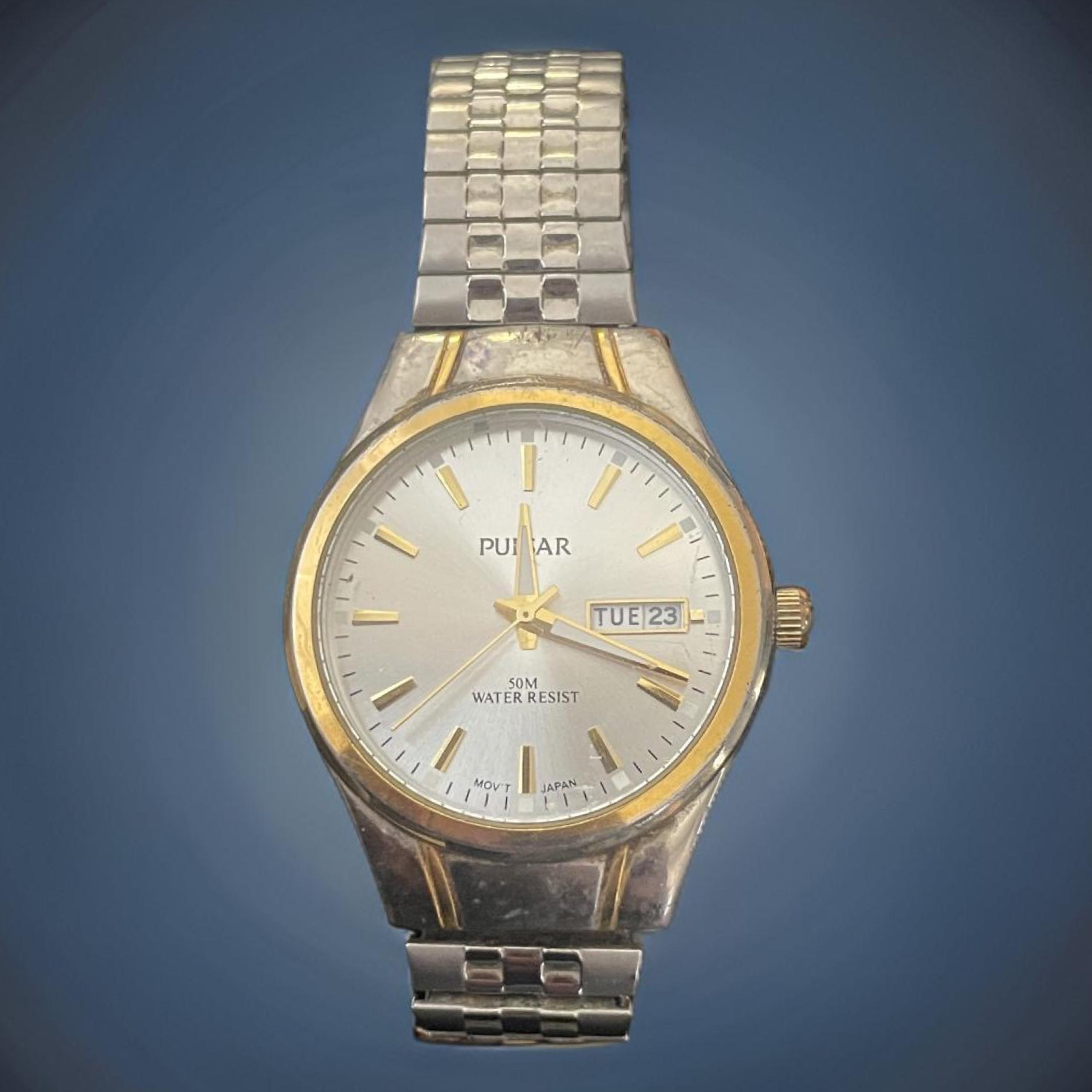 Gorgeous vintage men’s pulsar wristwatch 50m water resistant date watch.