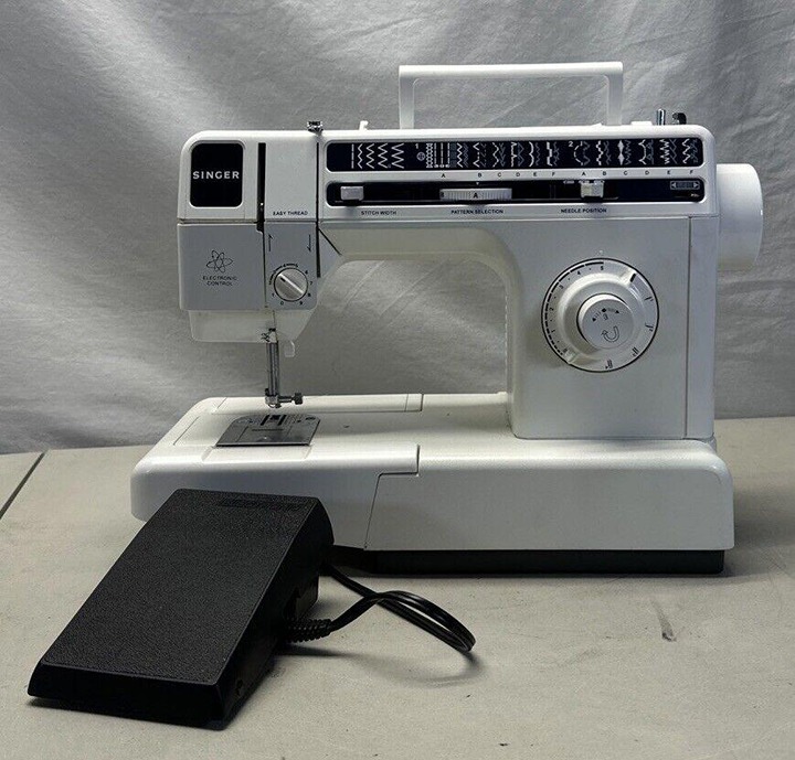 Singer Deluxe Free Arm Sewing Machine 5040 C Tested W/Pedal No Needle