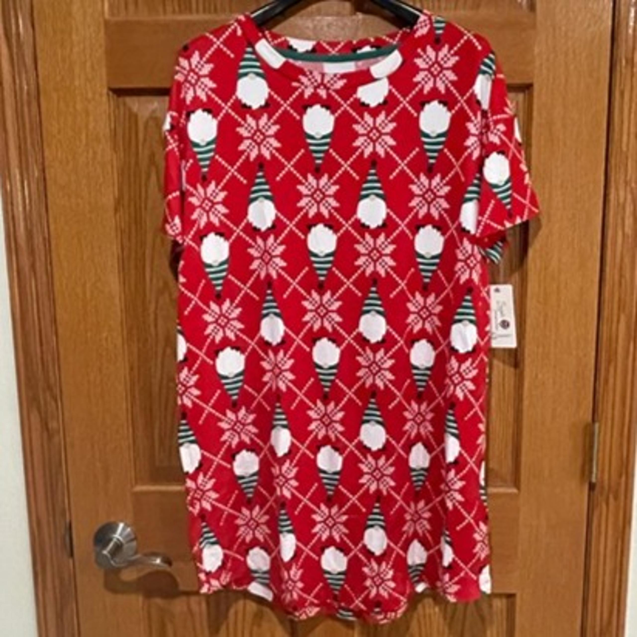 SECRET TREASURES Women's S-M Red Sleep Shirt Gown PJ Gnome Pockets Winter NWT