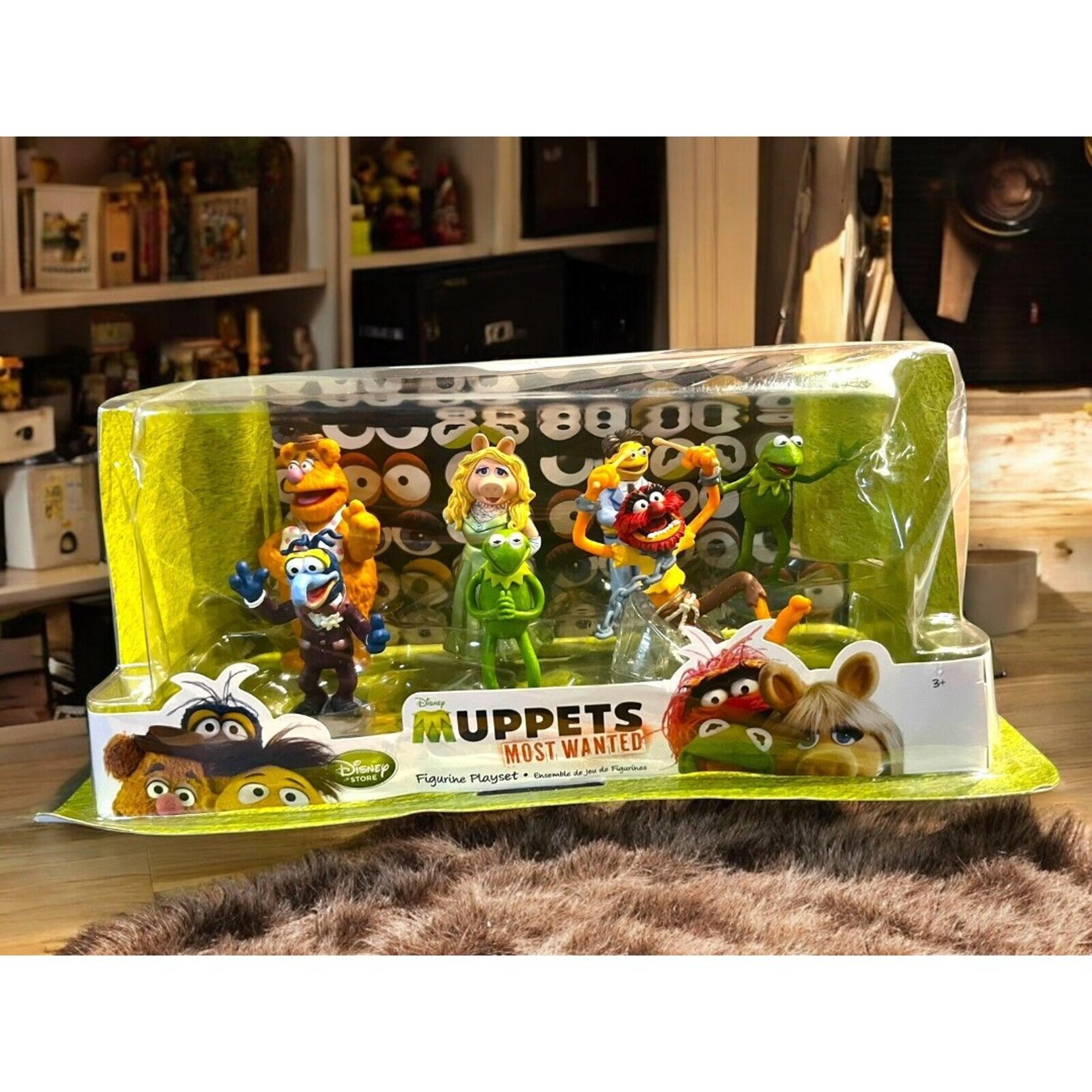 Disney Store Muppets Most Wanted Figure Playset Kermit Miss Piggy Gonzo Fozzie