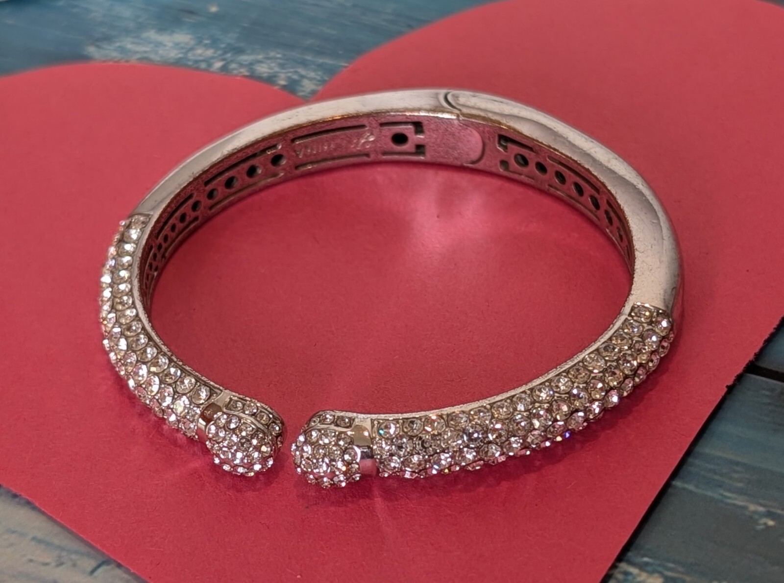 RETRO-VINTAGE Joan Boyce Kissable Silver Hinged Cuff Swarovski Crystal Bracelet