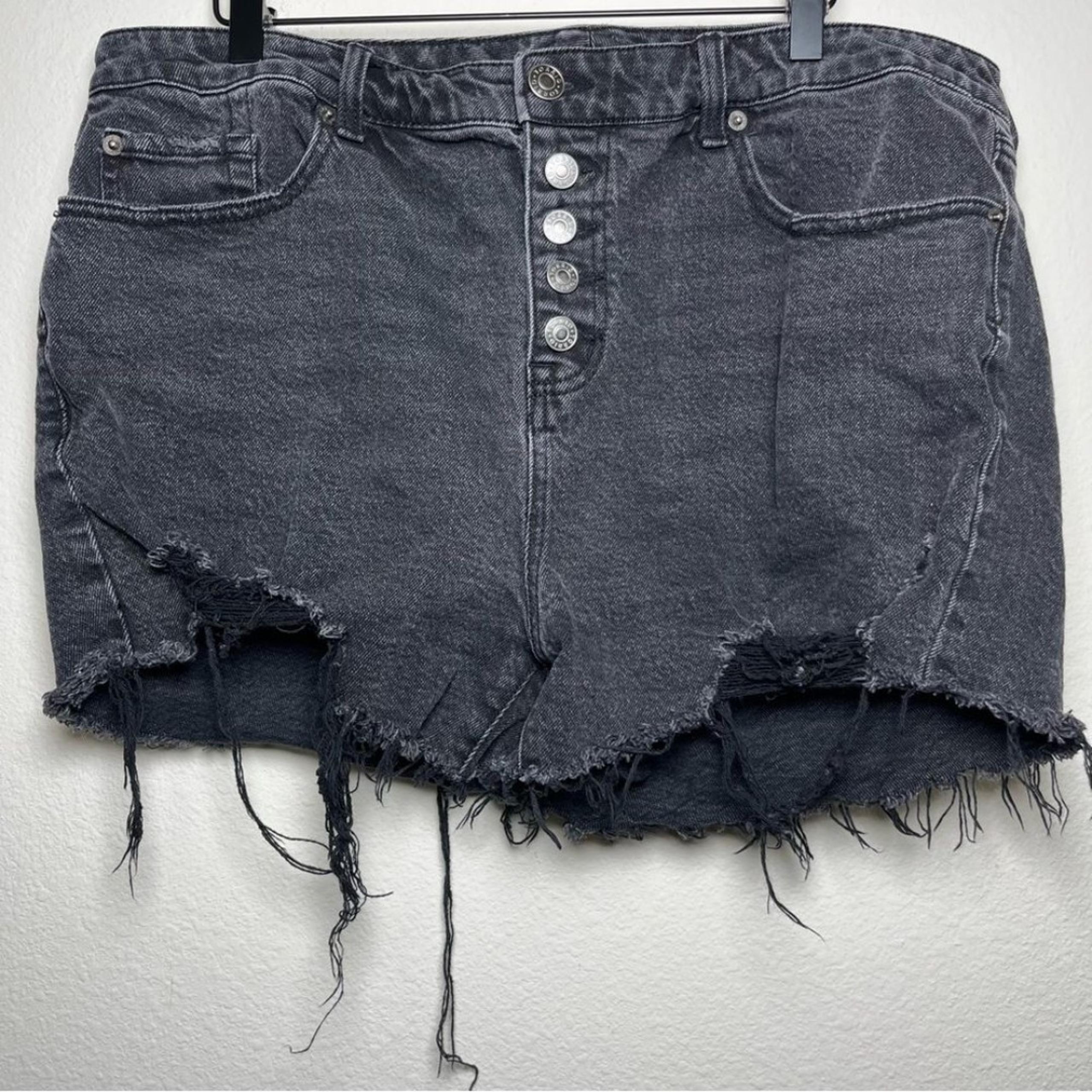Torrid Women 3.5 Inch Classic Denim High-Rise Short 18" Black Cut Off Distressed