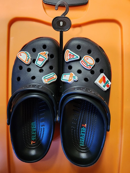 NEW CROCS 7 ELEVEN EXCLUSIVE BLACK CROCS MENS 9 WOMENS 11 NWT