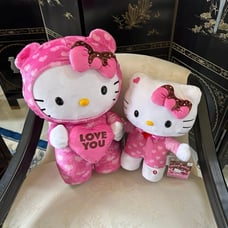 NEW Hello kitty Valentine’s Day Door greeter and mini (RARE)