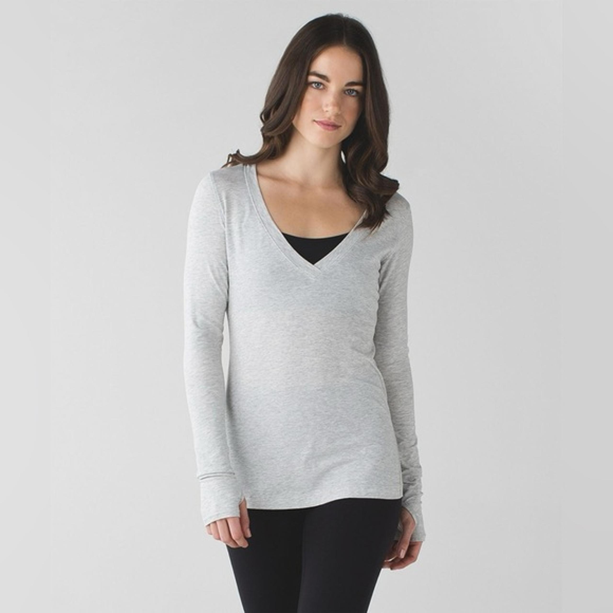 Lululemon Let Be Long Sleeve Tee Shirt
Heathered Light Grey Size 4 Athletic Top
