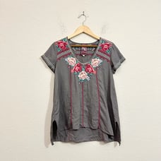 JOHNNY WAS JWLA S/S Embroidered Hi-Low Linen Tunic Top Side Slit in Grey