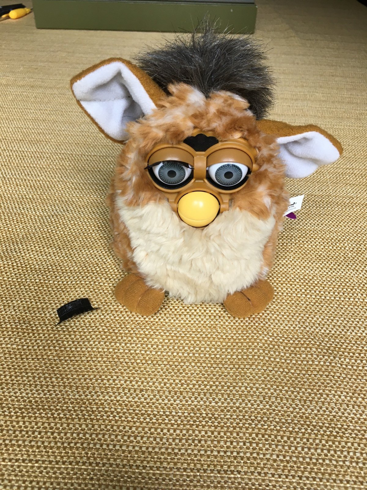 Giraffe Furby Gray Eyes lot aa. Observe pictures for quality Doesn’t work
