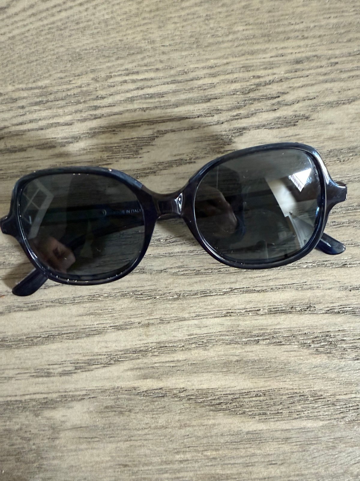 Bottega Venetia sunglasses comes with dust cloth and pouch