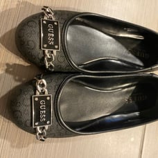 Guess pumps