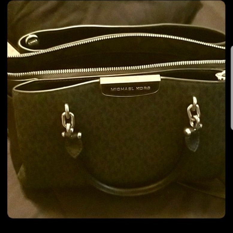 Large Michael Kors Selma Crossbody/short