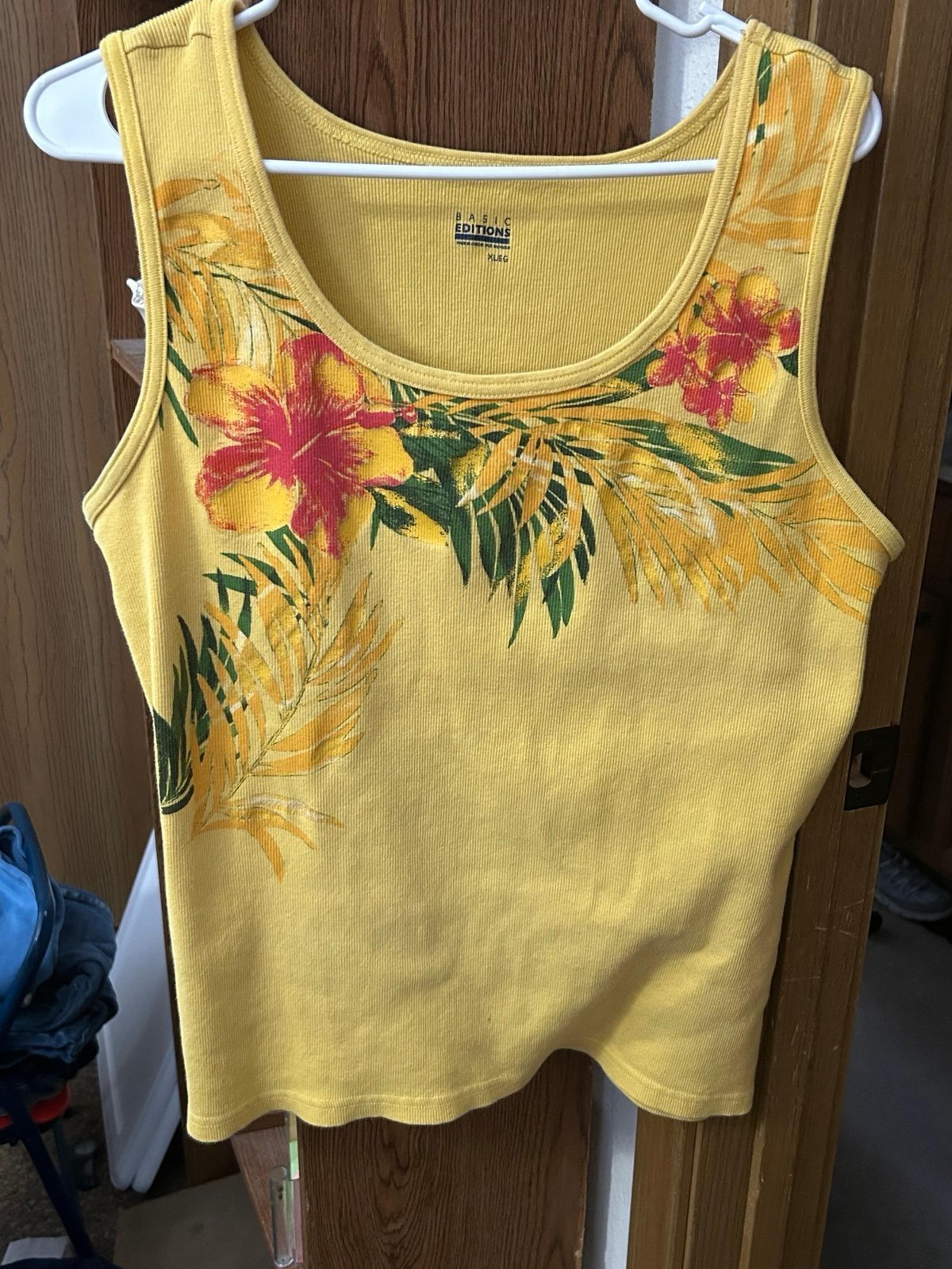 Women’s Basic Editions tank top. Beautiful yellow color with floral design. XL